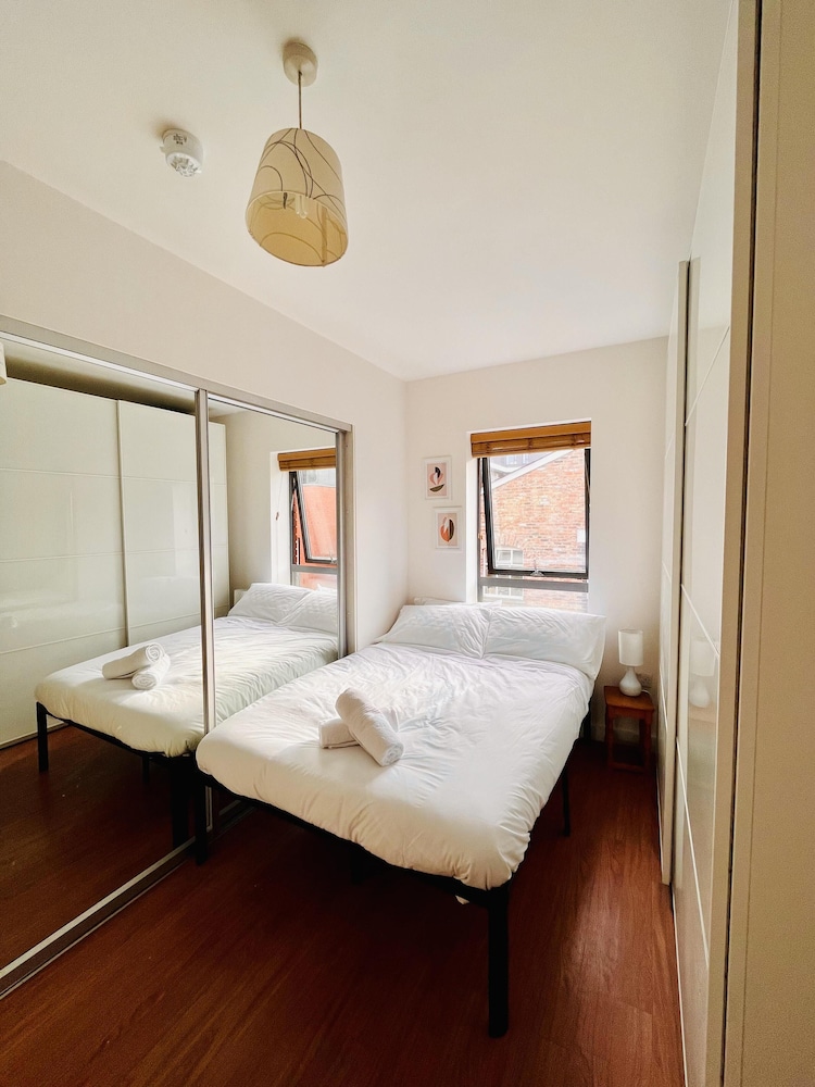Cosy, Bright and Central Flat for Work and Holiday view 2