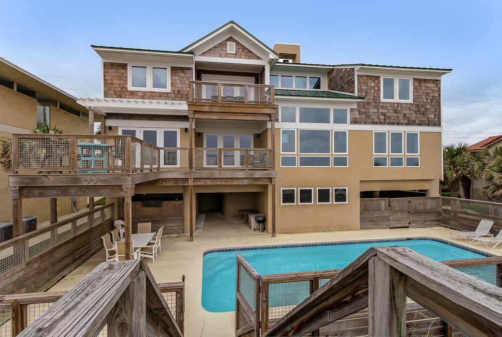Multi-level Seaside Residence by RedAwning