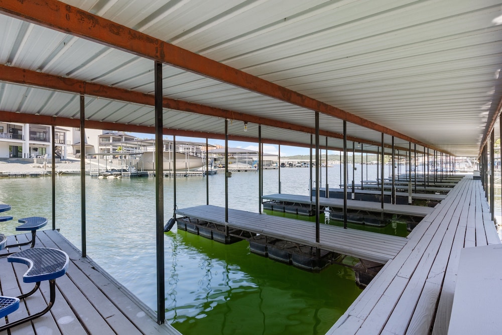 Our Cove Retreat - Perfect for Wave-free Swimming, Tanning & Prime Location Fun!