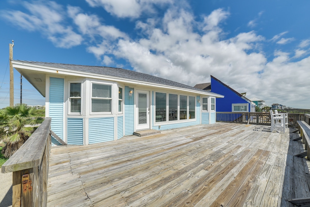 Beachfront Home w/ Pool Access in Galveston!