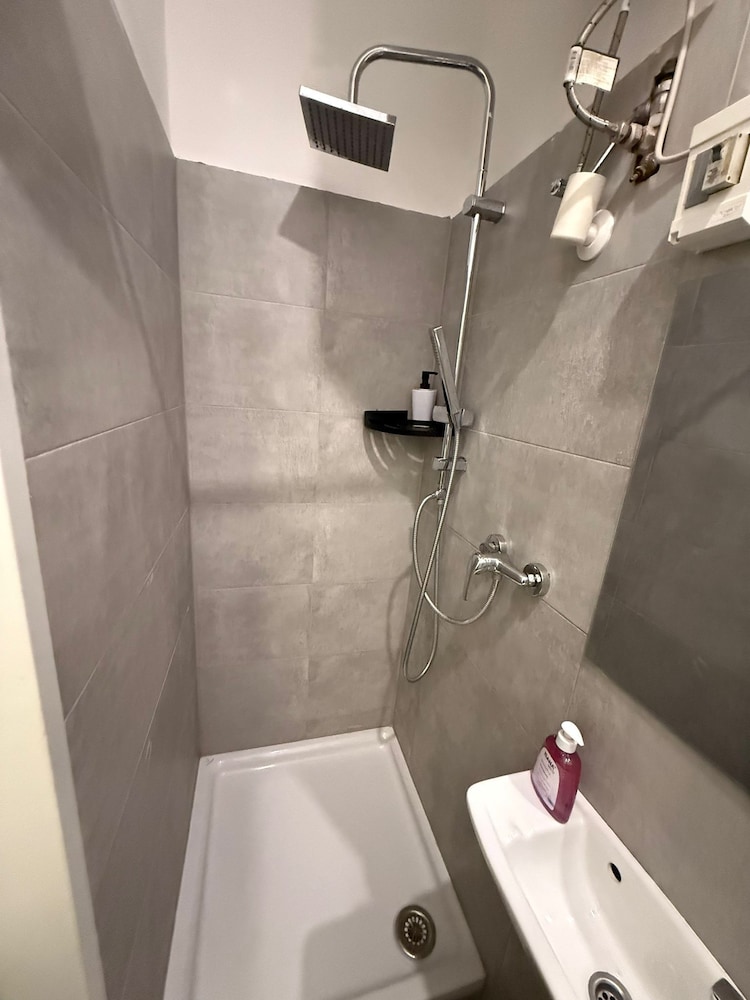 Modern 1BR Apt Steps from Westbahnhof
