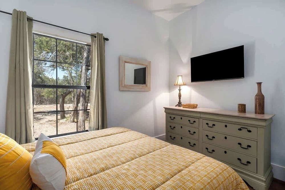 Terracotta Retreat/ Sleeps 30!