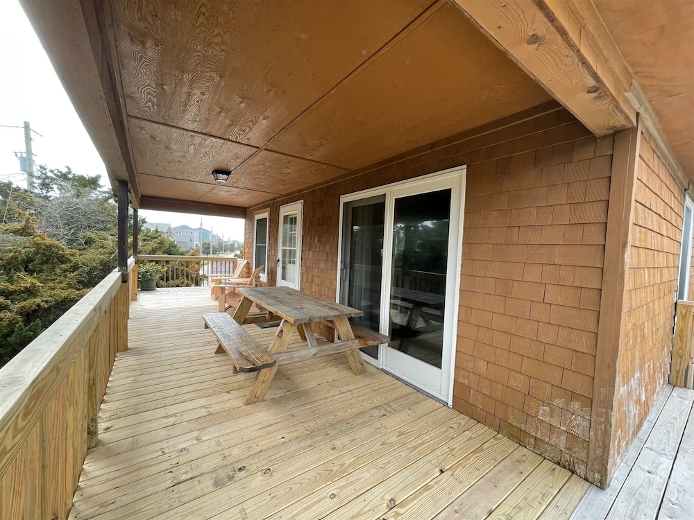 Freaky Tiki 3 Bedroom Cottage by RedAwning
