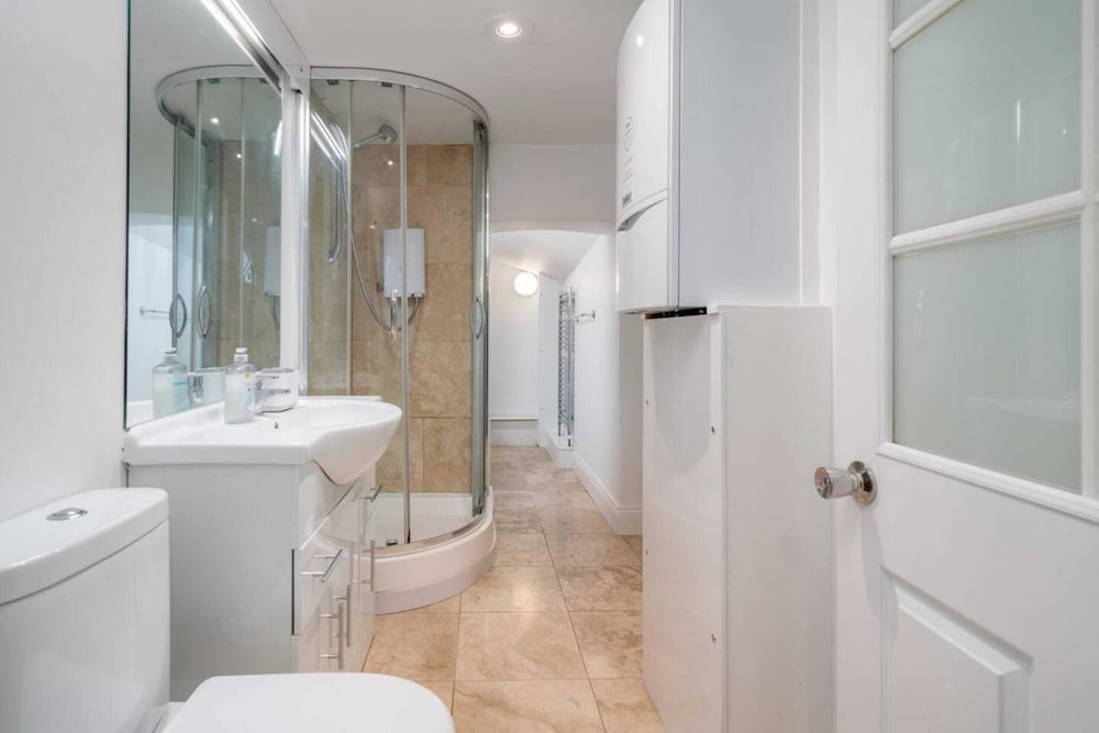 Bright and Modern 2 Bedroom Apartment in Earl's Court