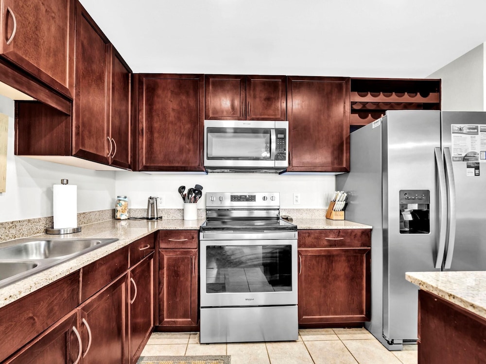 Laketown Wharf 906
