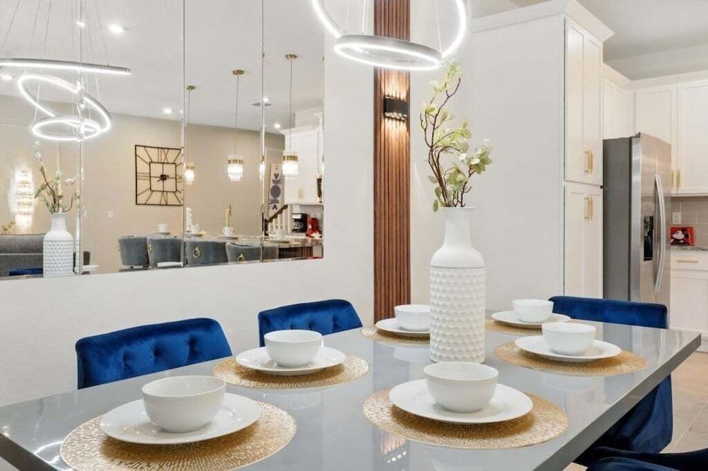 Beautiful Chic Radiance Home With Pool 5 Bedroom Townhouse