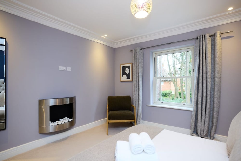 The Ascot Escape - Stylish 4bdr With Courtyard
