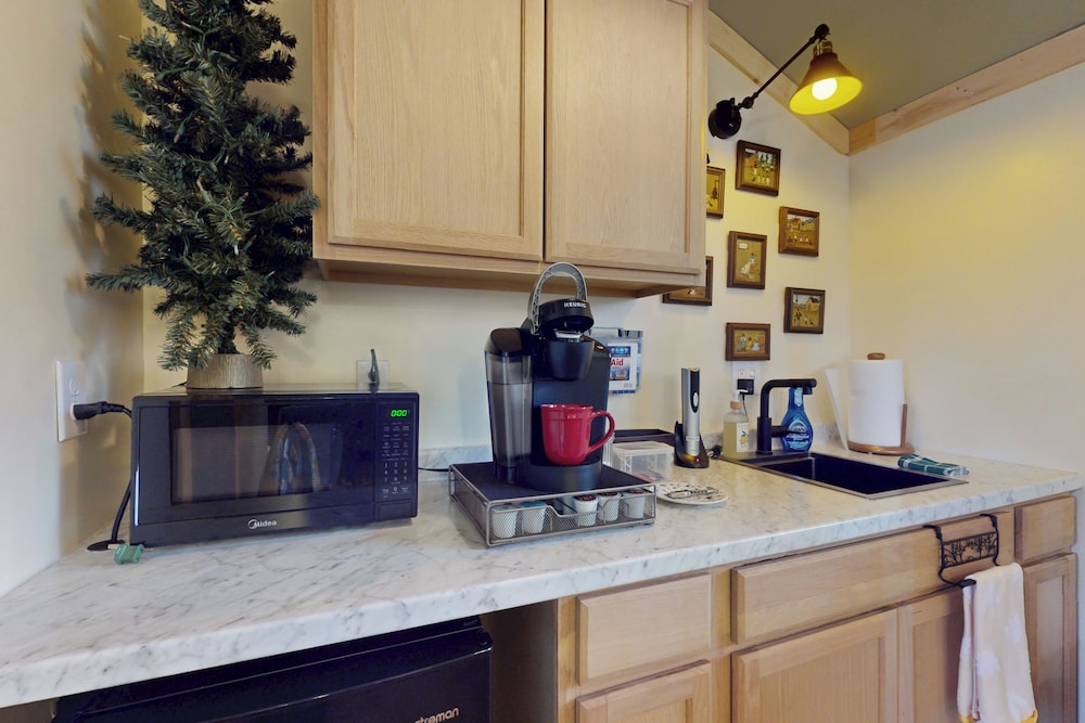 1BR Rustic Cabin w/ Kitchenette, Streaming & Wifi