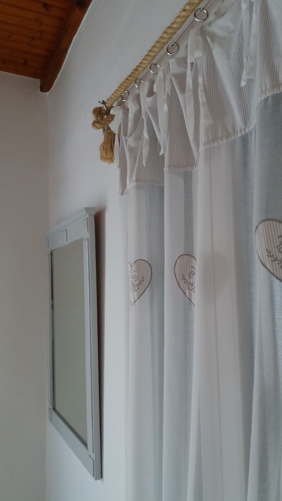 Manos Rooms