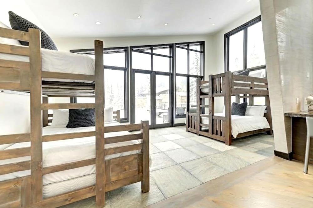 KBM Resorts Walk to Slopes, Sports Court, Private Home Theater, Sleeps 17, Outdoor Hot Tub Pco-184m