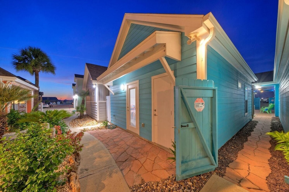 Coastal Vibe by Avantstay Sunset at the Pool and Playscape