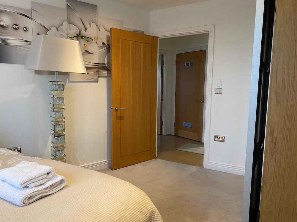 2 Bed Flat - Sleeps 4 - Parking - Wifi
