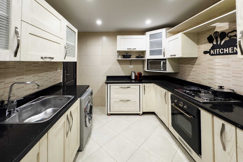 Flattering 2bdr - 5 min to Airport