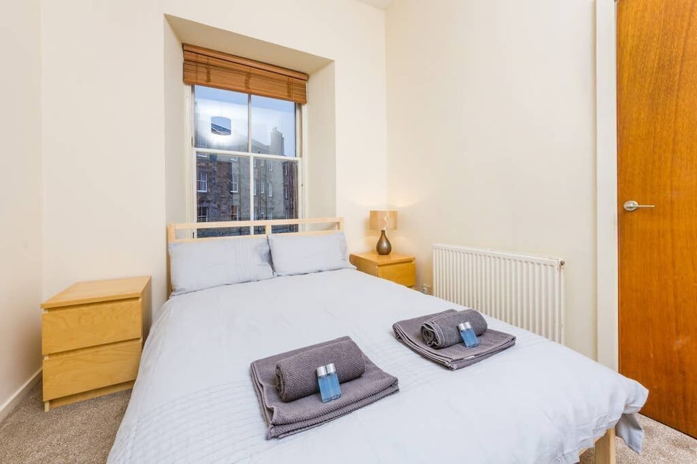 Charming and Spacious New Town Apartment view 3