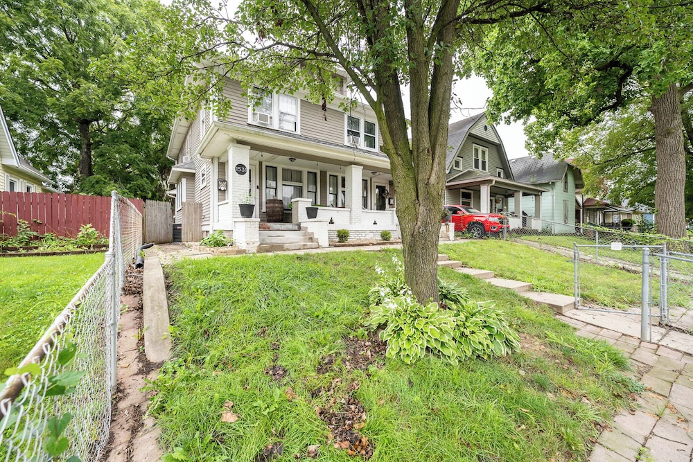 Spacious Duplex for 14 in Downtown