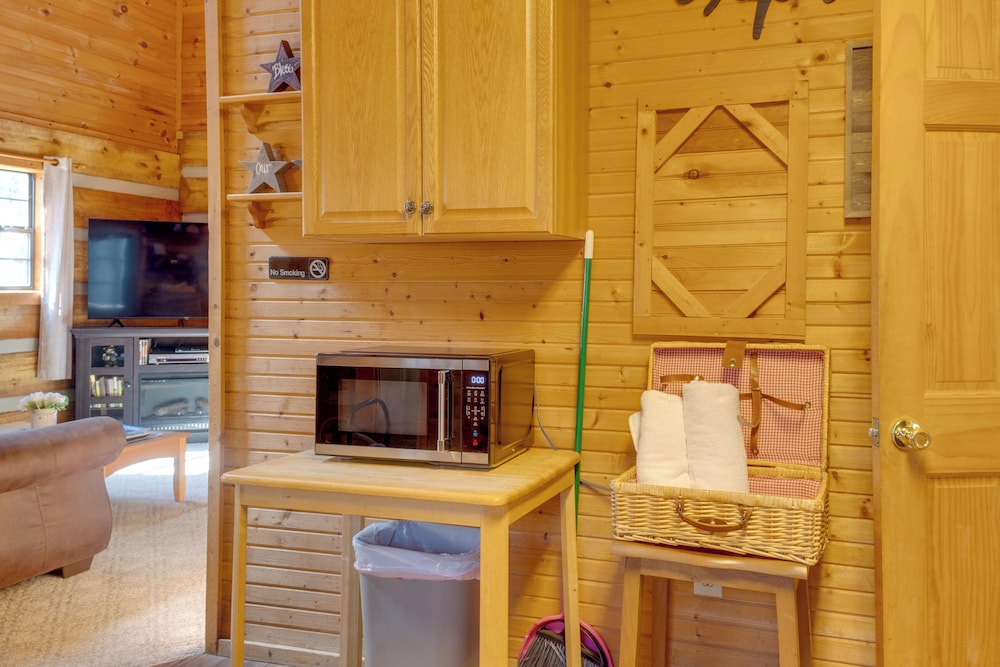 Private Hot Tub & Game Room: Mountain Retreat!