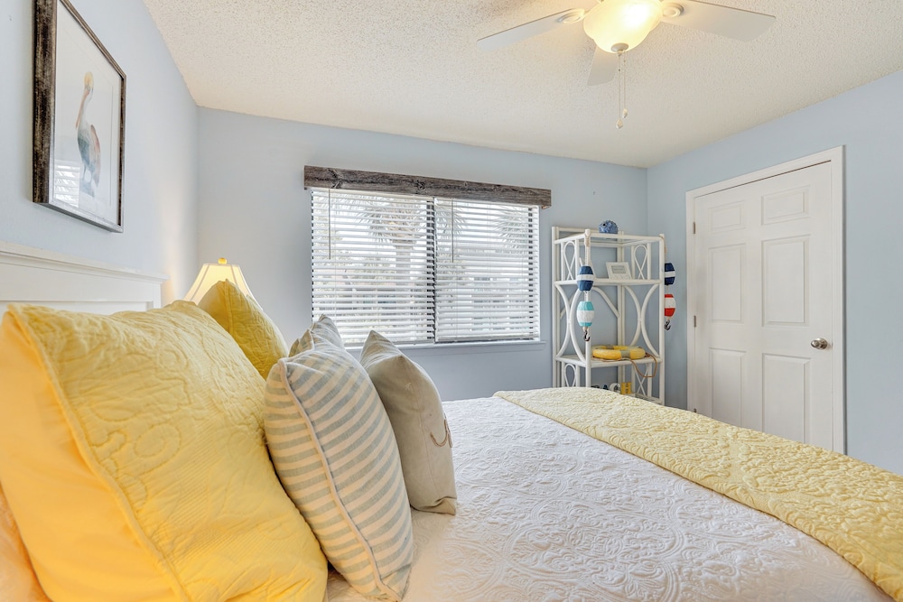Breezy PCB Retreat w/ Balcony - Walk to Beach!