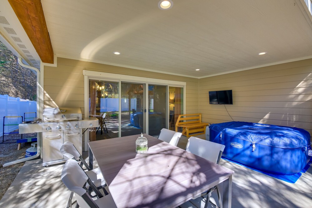 Pet-friendly Oldtown Retreat: Hot Tub  Kayaks! - Property Image 5