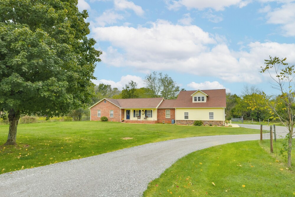 Large Yard & Basketball Hoop: Murfreesboro Home! view 4