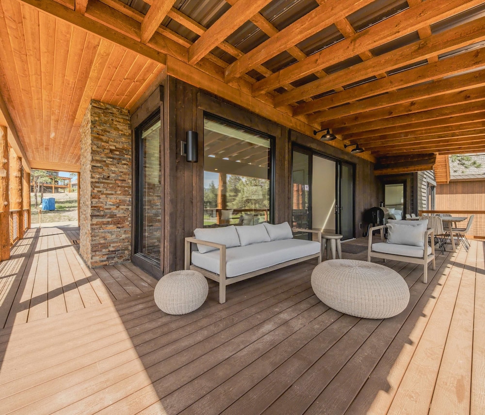 Home on the 10th Hole Home for 8 With Incredible Views & Hot Tub