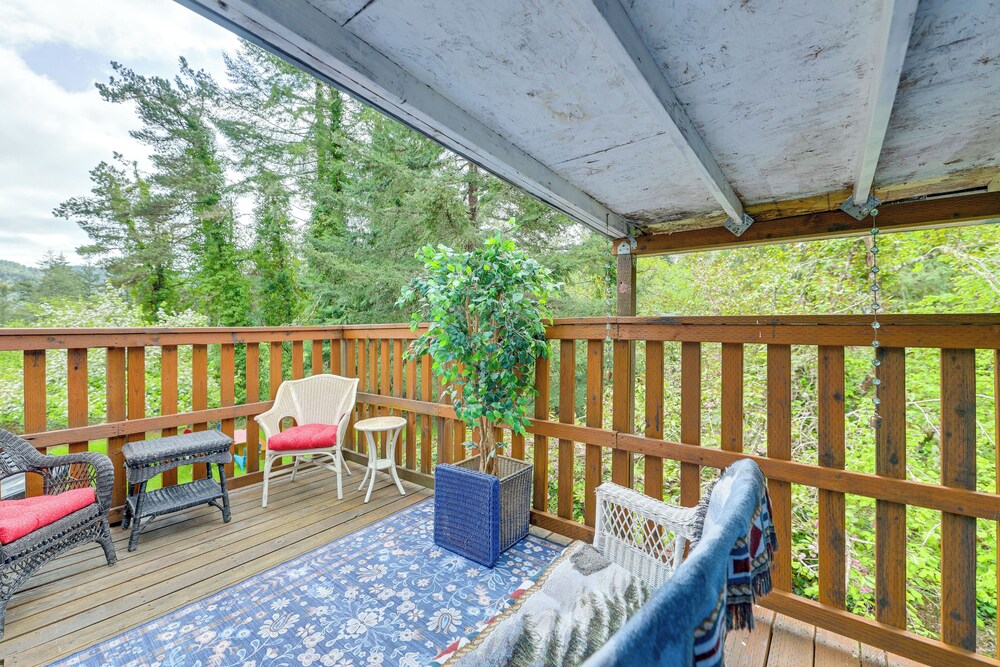 10 Mi to South Beach & Newport: Home w/ Deck!