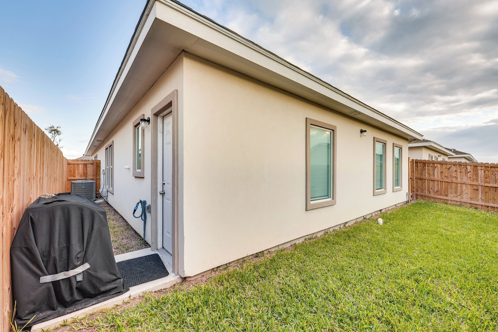 4 Mi to Dtwn: Modern Apartment in Edinburg!