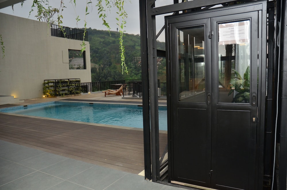 Emerald hill 12 BR karaoke heated pool