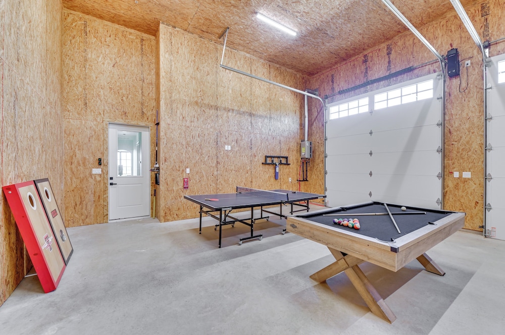 Rural Home w/ Hot Tub < 7 Mi to Winery & Golfing