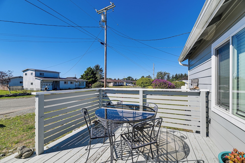 Hotel Updated Home 2 Mi to Beach in Crescent City! - Image 1