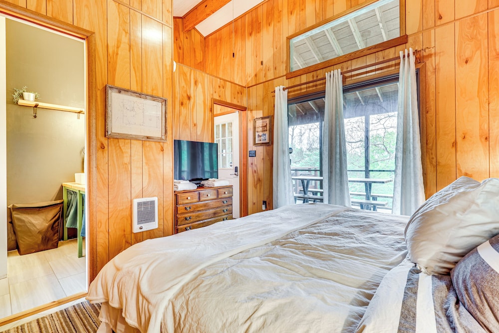 11 Mi to Massanutten: Peaceful Cabin w/ Deck