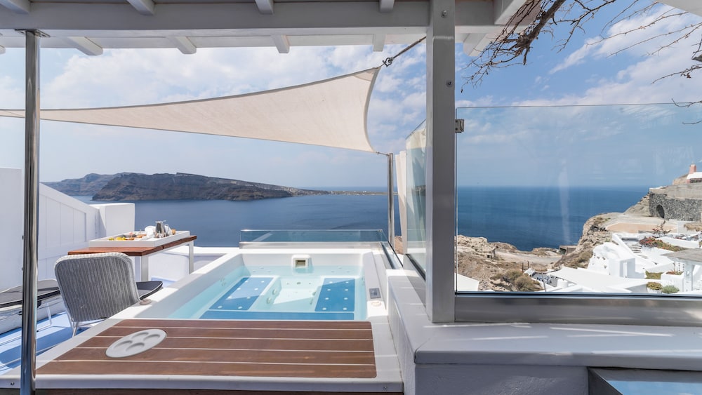 Hyperion Oia Suites