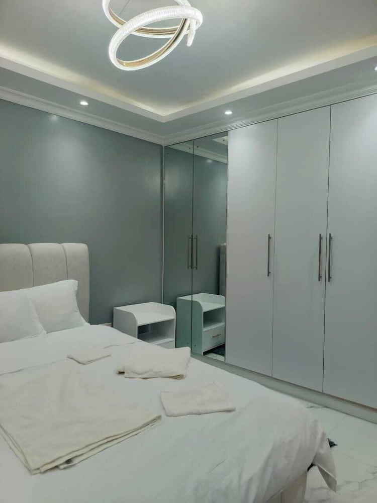 Lux Suites Grandville Apartments
