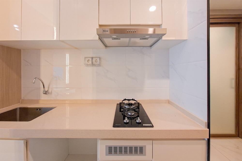 Elegant & Strategic Studio Room At Sky House Bsd Apartment