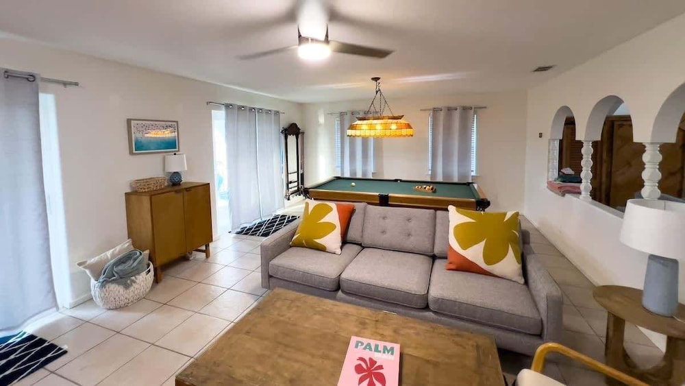 Fun Retro Island Vibe Sleeps 17 Beach 1 Block 4 Bedroom Home