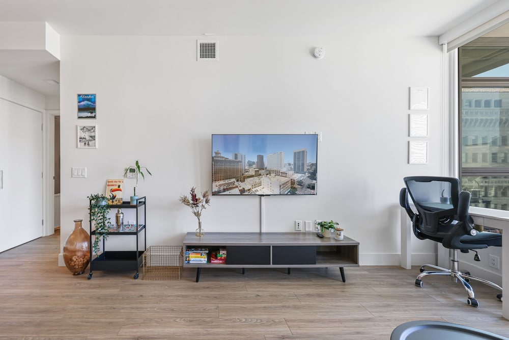 NEW Upscale Downtown San Diego Stay Queen Bed Pool Sauna