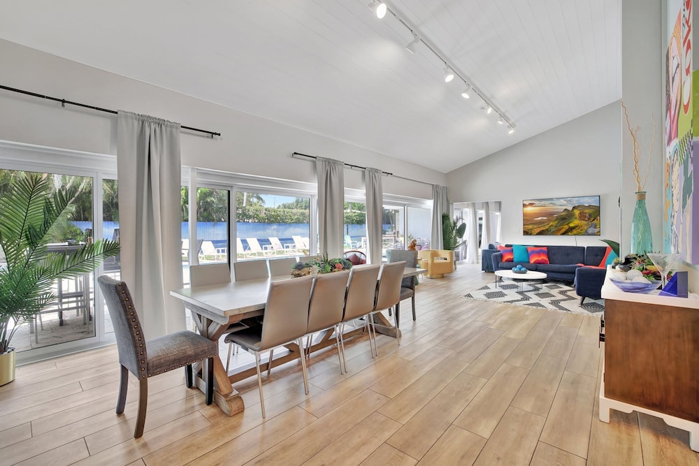 Seabreeze - 6BR Pool and Steps to Beach