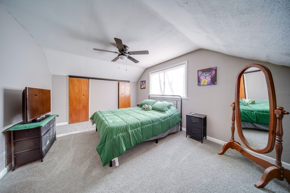 Modern Garfield Heights Home: 13 Mi to Cleveland! view 4