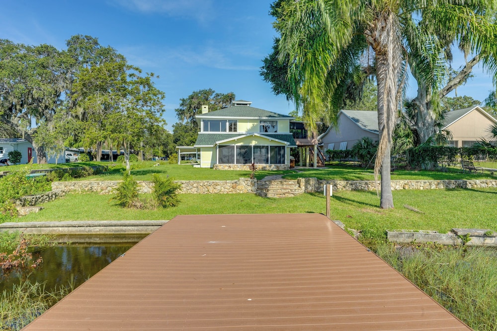 Lake Dora Escape: Canal Access & Seaplane Sights!
