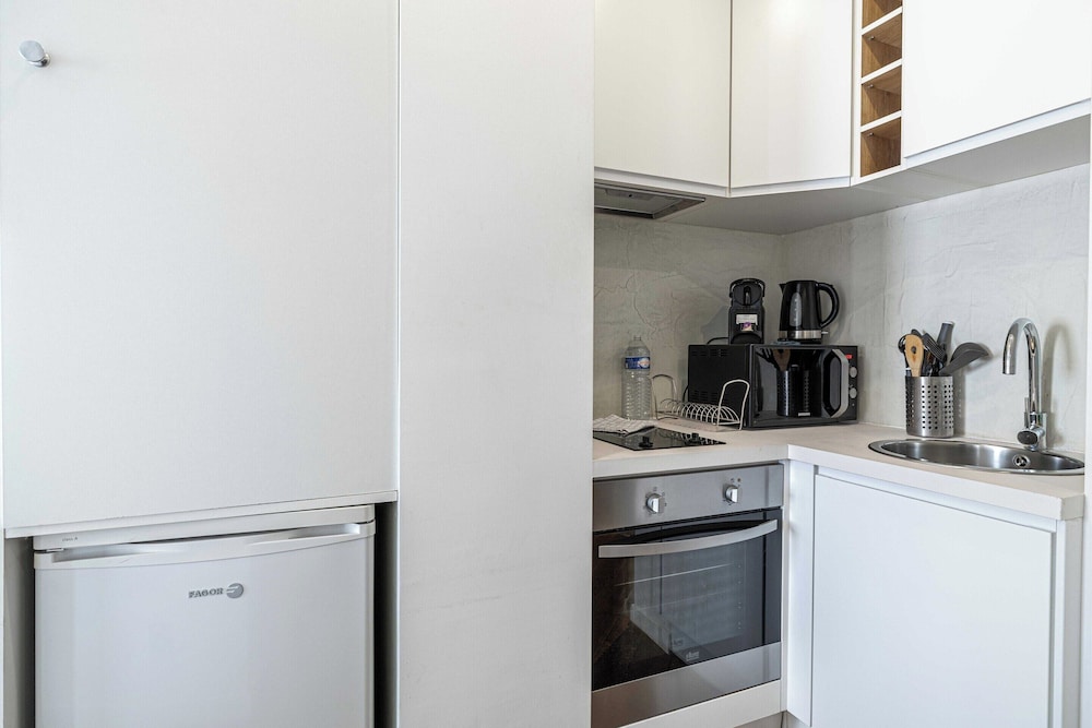 Magnificent Renovated 2 Bedroom Apartment, Terrace view 3