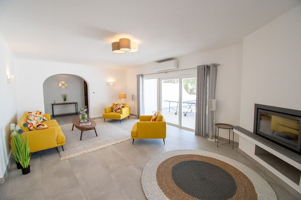 Lavanda Magnificent Five Bedroom Villa in Carvoe