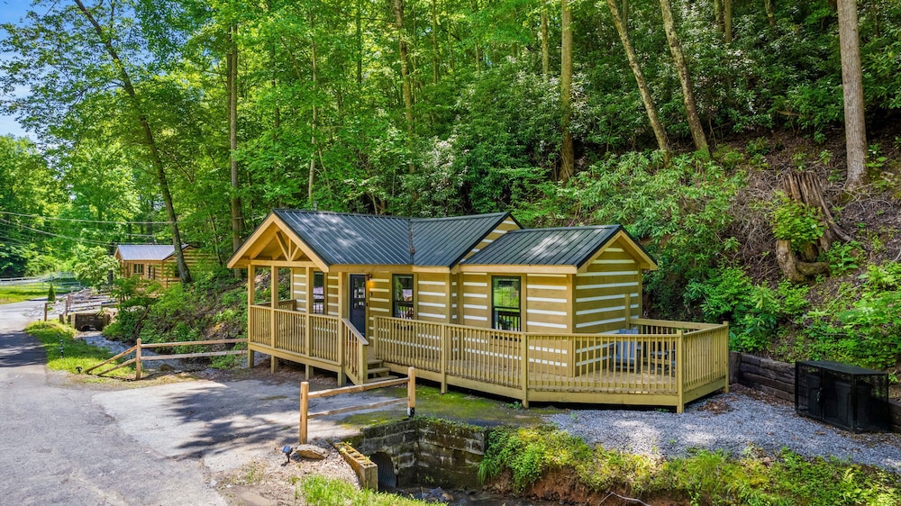 2bdrm Cabin 4 Gburg Pet Friendly Firepit Games