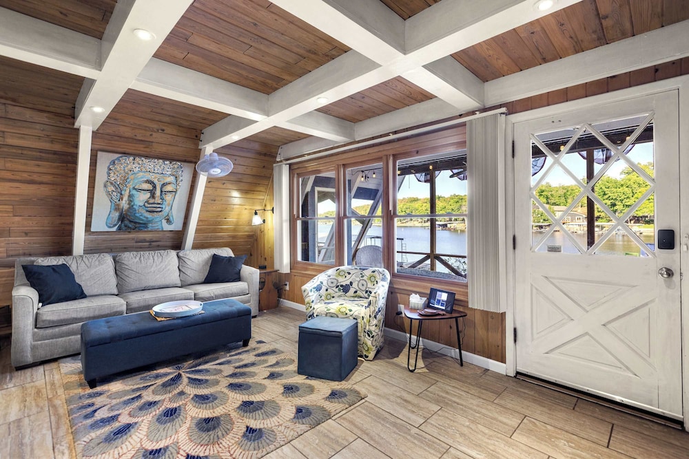 Sunrise Oasis - Enjoy Lakefront Living