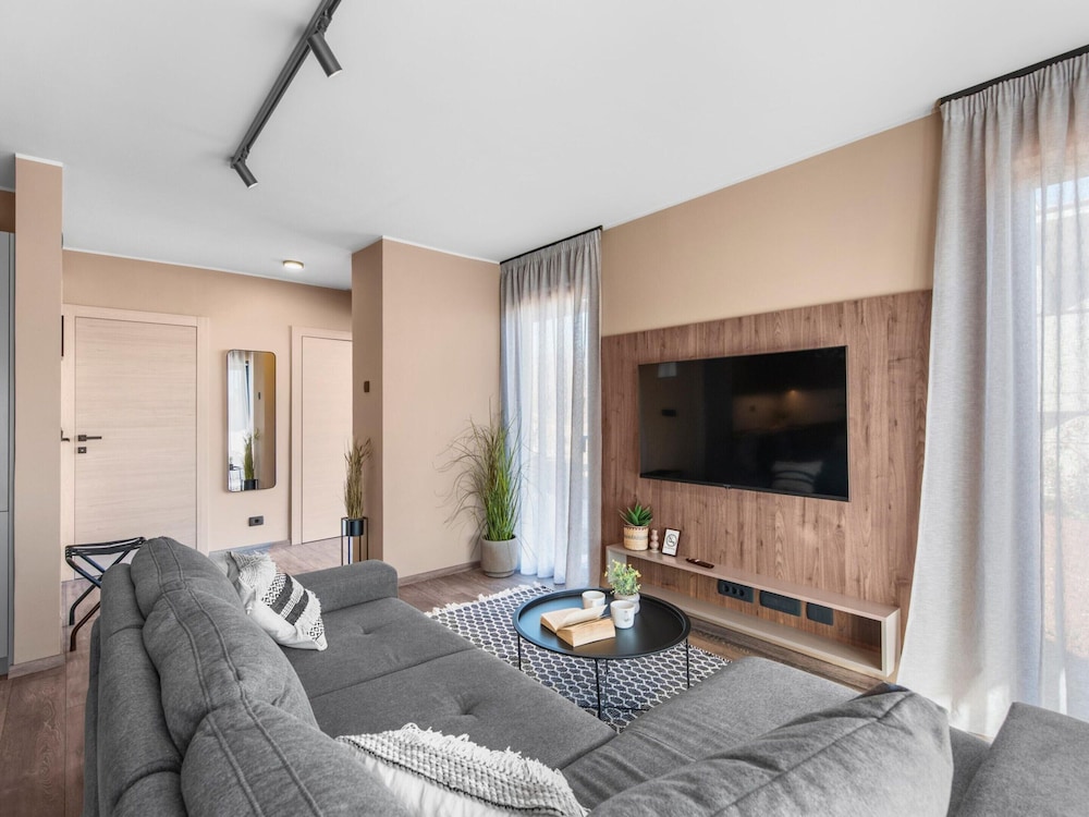 Apartment Near Beach With Pool