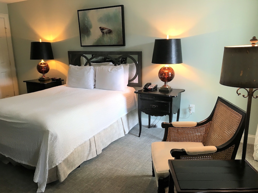 Carriage House Inn