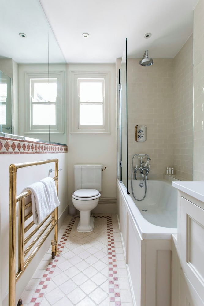 Albert Bridge Road II by Onefinestay