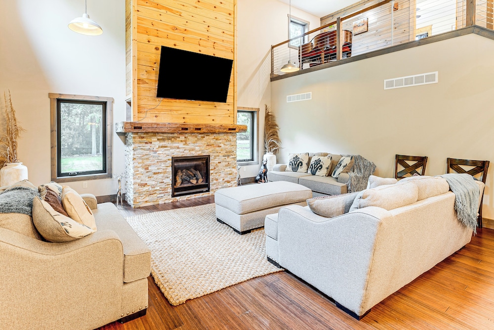 Luxe Barndominium Retreat Near Blue Spring Lake!