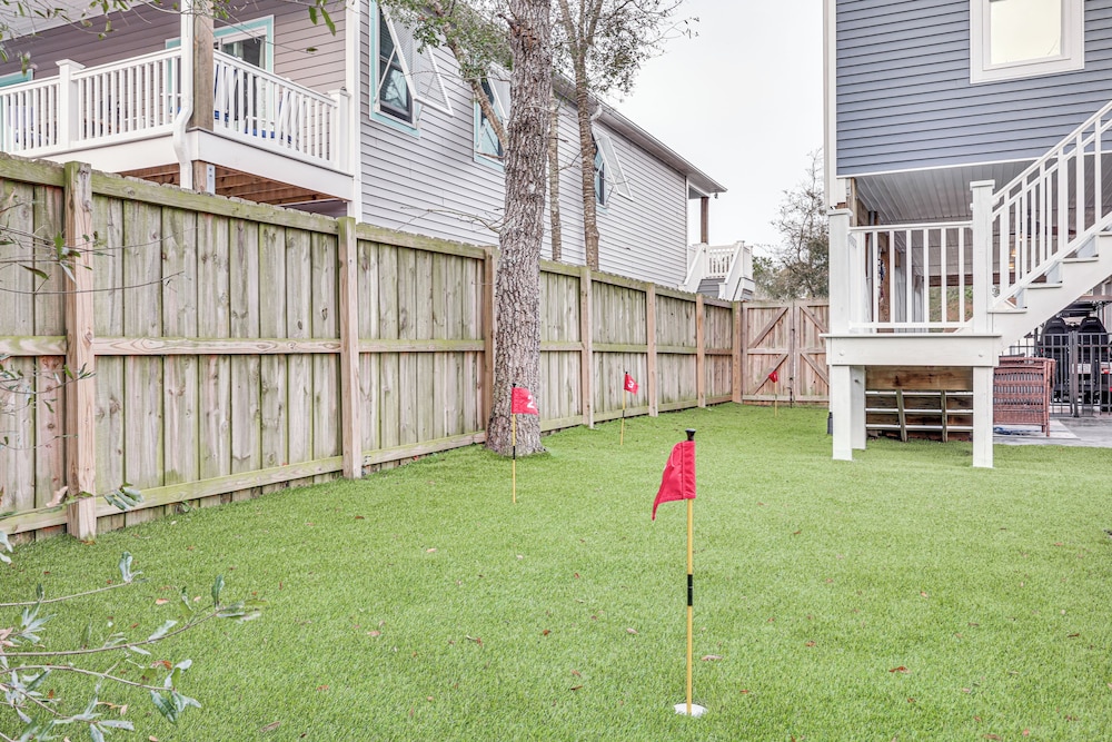2 Mi to Long Beach: Home w/ Patio & Putting Green!