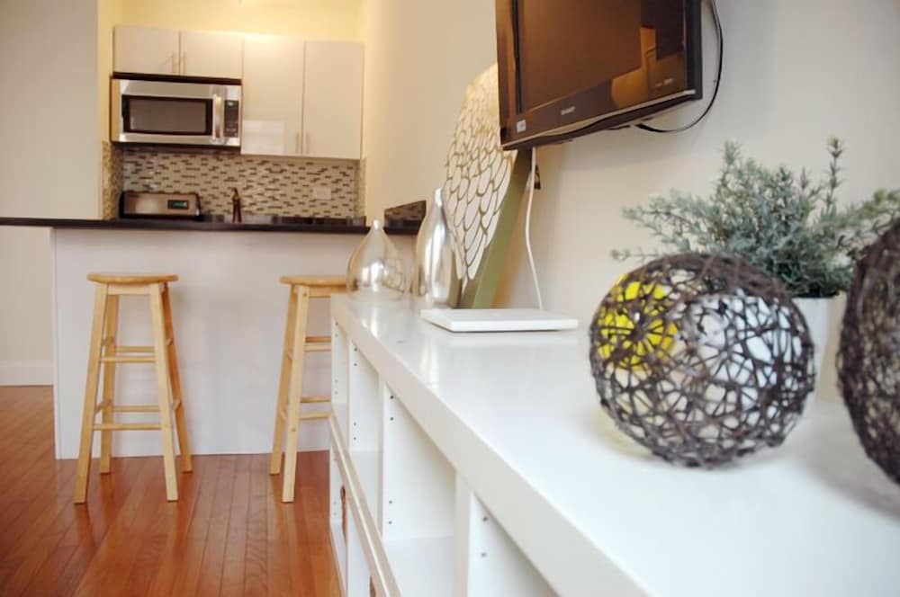 Midtown East 1BR with Private Balcony DR 26 - Image 2