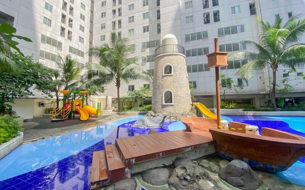 Warm And Comfy 2Br At Bassura City Apartment