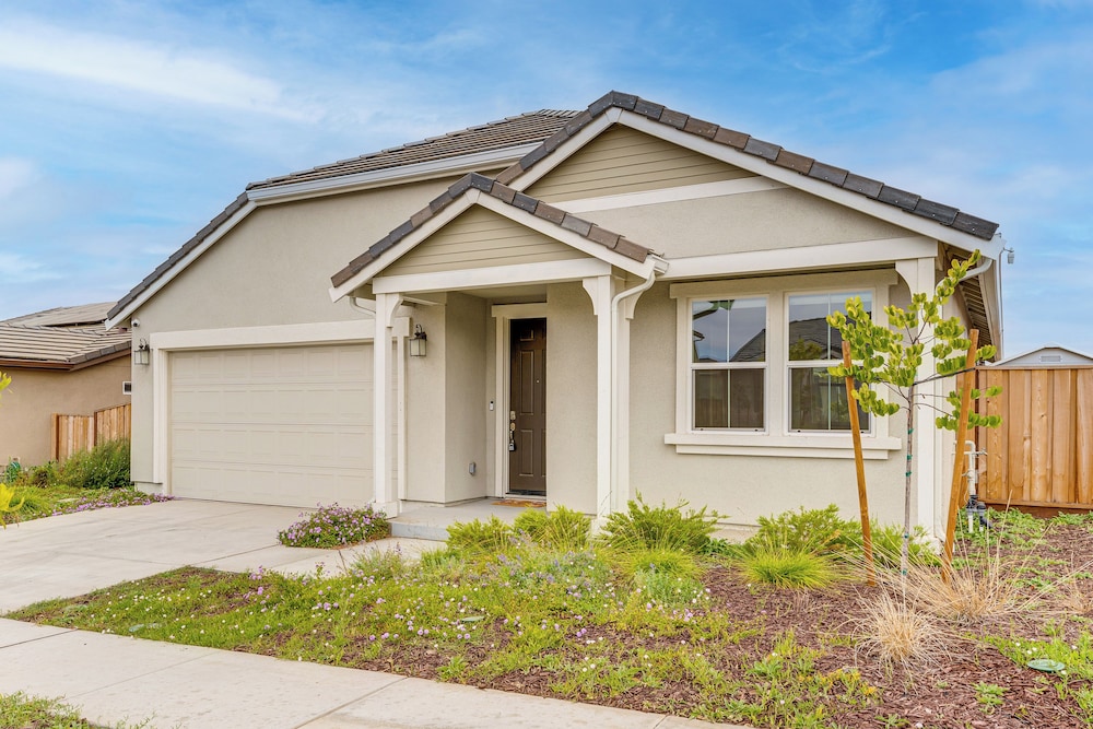 Newly Built Home w/ Patio: 4 Mi to Dtwn Hollister